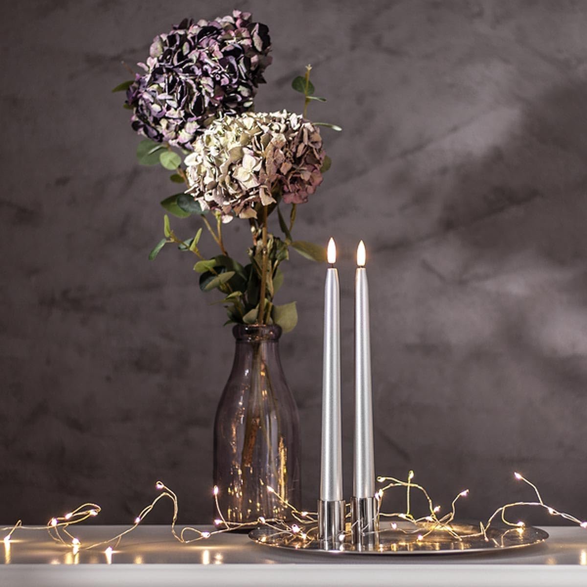 set van 2, zilver, 28,5 cm – 3D-vlam, warm wit, timer 6/18 uur, Ø 2,1 cm, werkt op batterijen (2x AAA), metallic look, kaarsenstandaards voor binnen