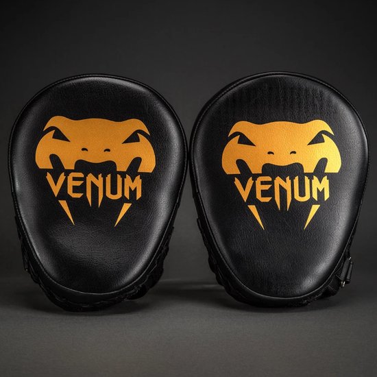 Zwarte Venum focus pads met gouden slangenkoplogo, samen.