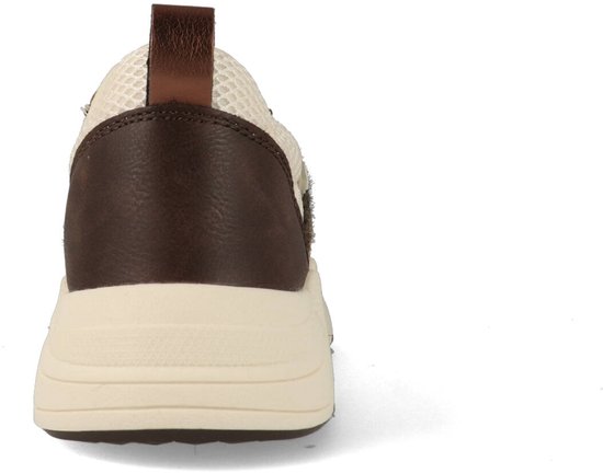 Achterkant van een donkerbruine sneaker met beige mesh en bruine leren hiel.