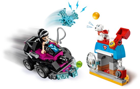 Zwarte en roze Lego auto met een vrouw en een hond bij een blauw en rood gebouw.