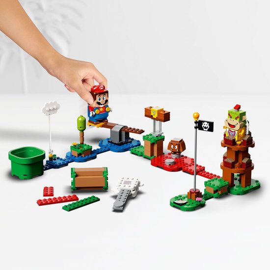 Een LEGO Super Mario speelveld met Mario-figuur, Goomba, Bowser Jr. en een vlaggenmast.