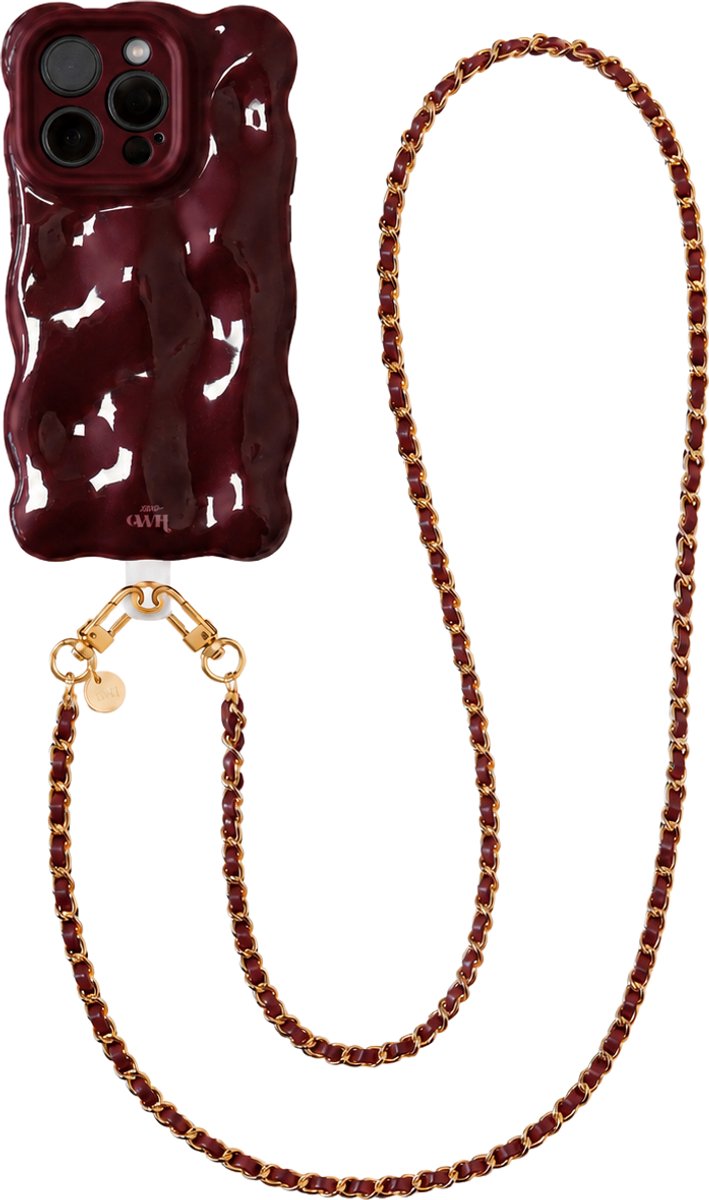 xoxo Wildhearts Bubbly case Burgundy - Classic Chain (lang koord) - geschikt voor iPhone 15 Pro - Hoesje met telefoonkoord - golvend hoesje met schakelkoord - Telefoonhoesje met afneembaar koord - schokbestendig - Bordeaux rood / Burgundy