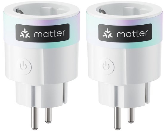Twee witte SwitchBot Plug Mini-stekkers met Matter-logo en regenboogkleurige ringen.