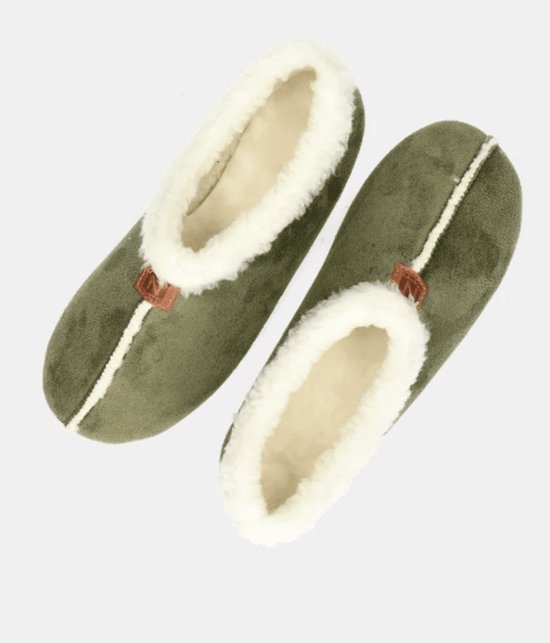 Twee olijfgroene pantoffels met witte voering en bruin 'Nortenas' label, bovenaanzicht.