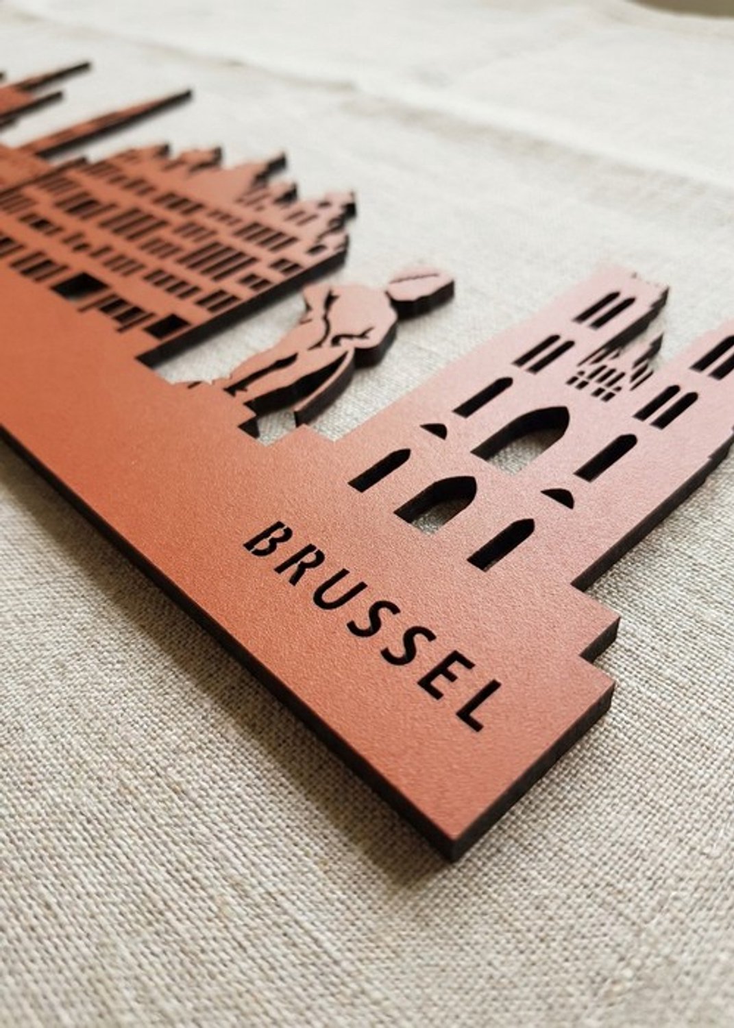 Houten Skyline Brussel | Wanddecoratie voor aan de muur | Oranje MDF | 70 x 14 cm