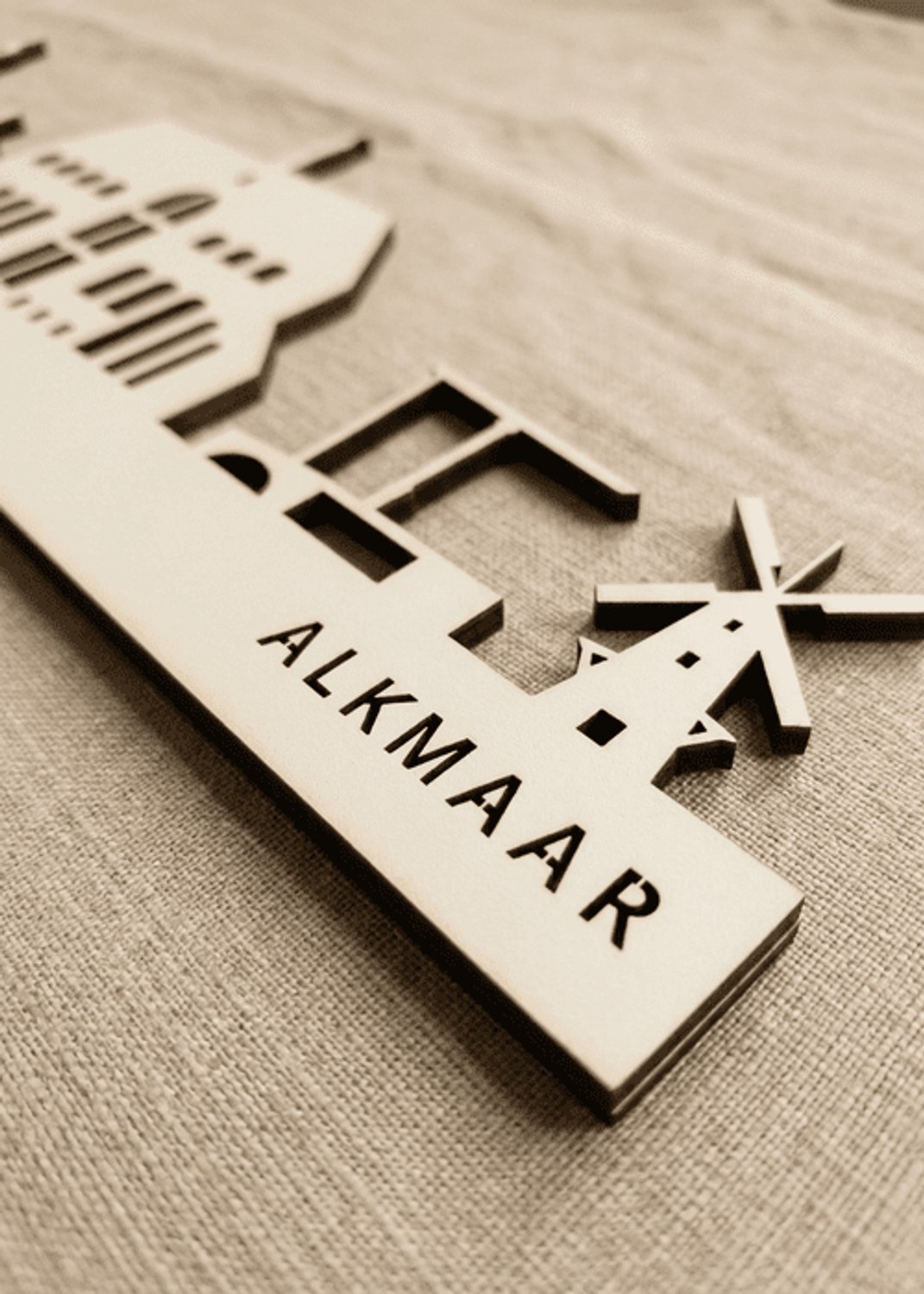 Houten Skyline Alkmaar | Wanddecoratie voor aan de muur | Wit MDF | 70 x 12 cm