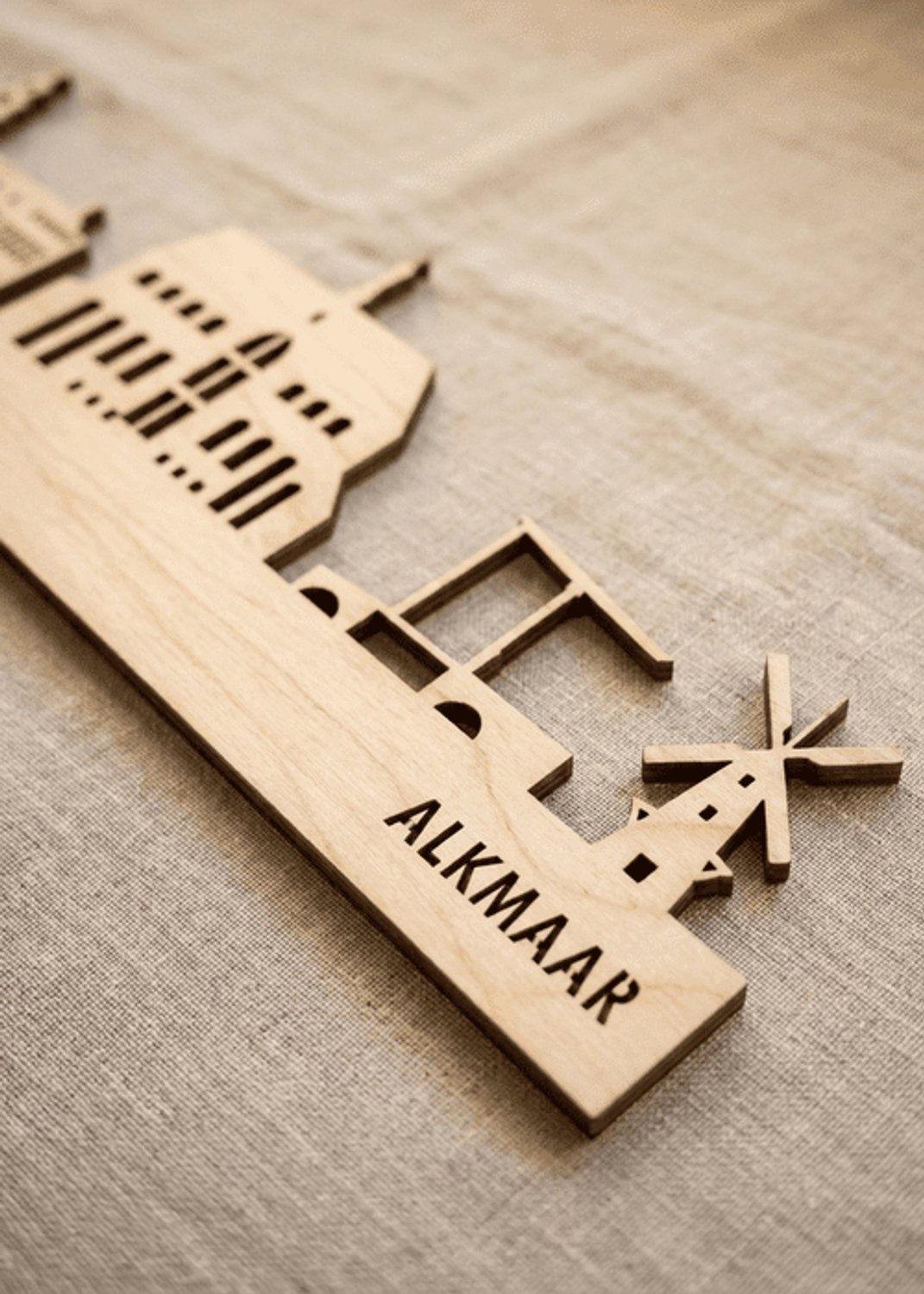 Houten Skyline Alkmaar | Wanddecoratie voor aan de muur | Berken | 100 x 17 cm