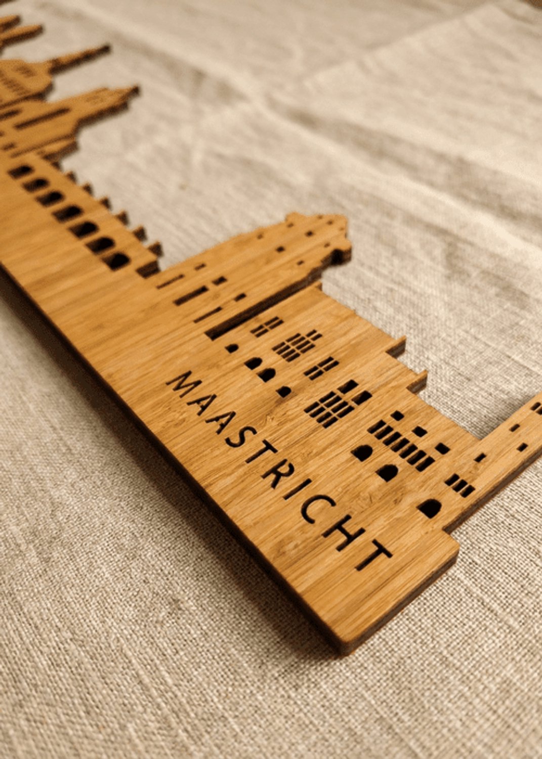 Houten Skyline Maastricht | Wanddecoratie voor aan de muur | Bamboe | 70 x 14 cm