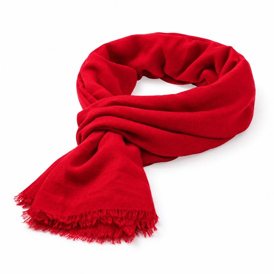 Écharpe rouge vif avec des franges, légèrement enroulée sur un fond blanc.
