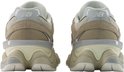 Achterkant van twee lichtbruine New Balance 9060 dames sneakers met beige en grijze details.