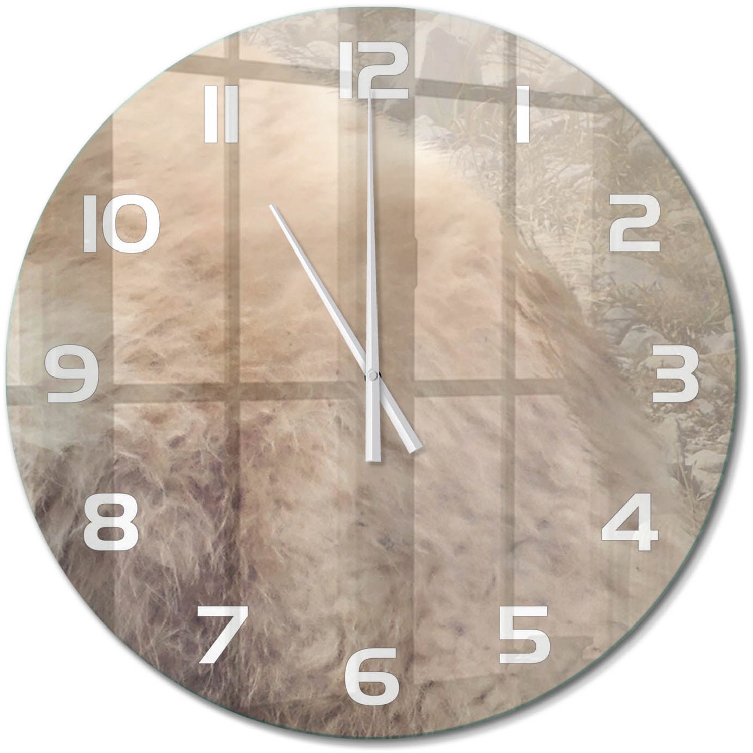 TULUP Wandklok - Witte wolf op de rots Wandklok Glas Decoratie - fi60 cm - Beige Gekleurde Glazen Klok - Witte handen - Ronde Klok - Klok Glas Met Opdruk - Moderne Wandklok Glas
