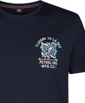 Donkerblauw T-shirt met bloemenprint en tekst 'TIJUANA TO LA PAZ PETROLIND MFG.CO.' op de borst.