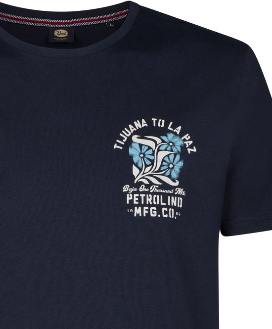 Donkerblauw T-shirt met bloemenprint en tekst 'TIJUANA TO LA PAZ PETROLIND MFG.CO.' op de borst.