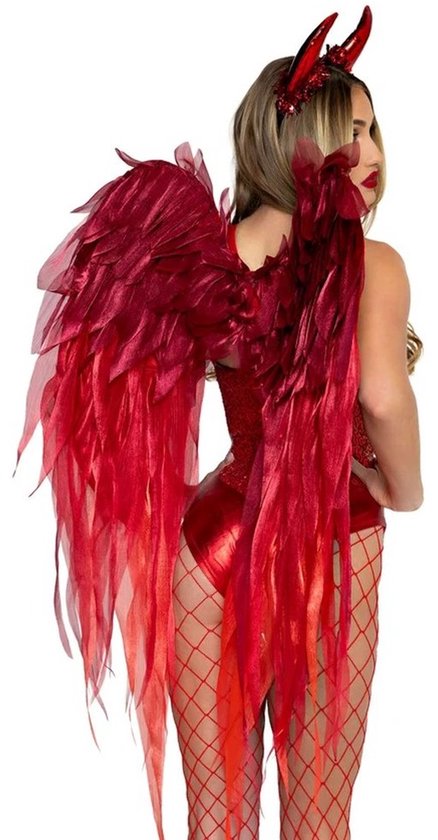Model in zijaanzicht draagt rode duivelsvleugels en een hoofdband met hoorns, gecombineerd met een rood glitterkostuum.