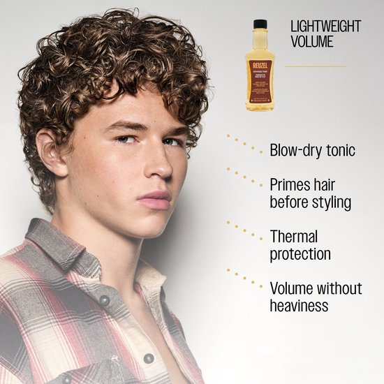 Jonge man met krullend bruin haar, fles Reuzel Grooming Tonic en tekst over föhn-tonic en hittebescherming.