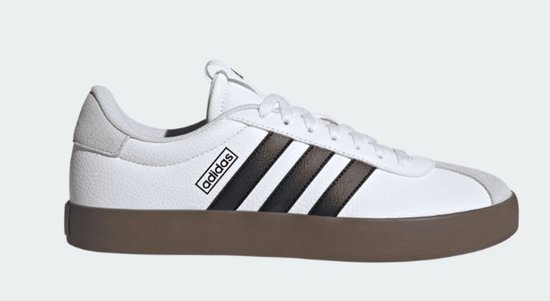 Witte Adidas VL Court 3.0 sneaker met zwarte drie strepen, grijze details en een bruine rubberen zool.