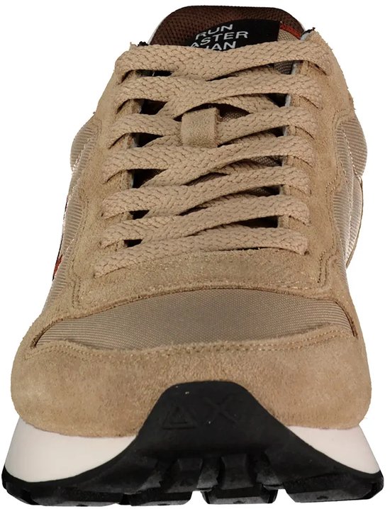 Vooraanzicht van beige Sun68 sneaker met bruine suède neus en veters.