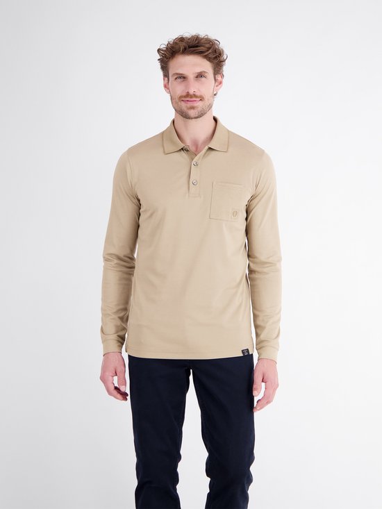 Man in beige poloshirt met lange mouwen, knoopsluiting en borstzakje.
