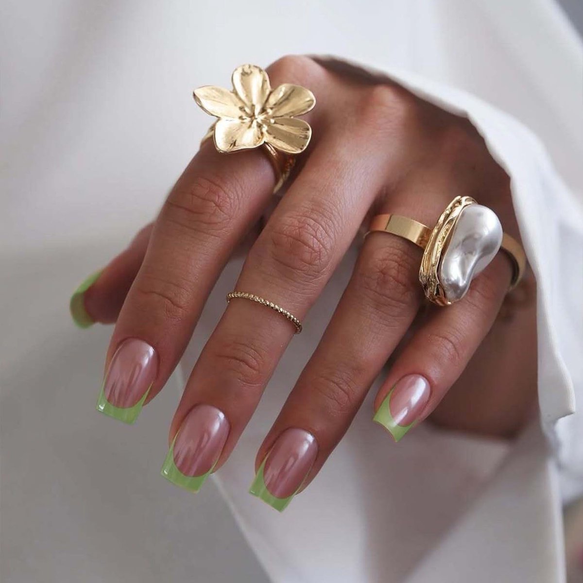 nagels, kort, vierkant, chroom, groen, French nude, basis, spiegel, geglazuurd design, korte nepnagels, groene tips, natuurlijke zomer, kunstmatige kunstnagels