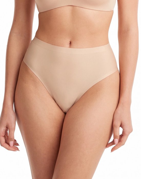Beige high-waist string van gladde, naadloze stof, vooraanzicht op een model.