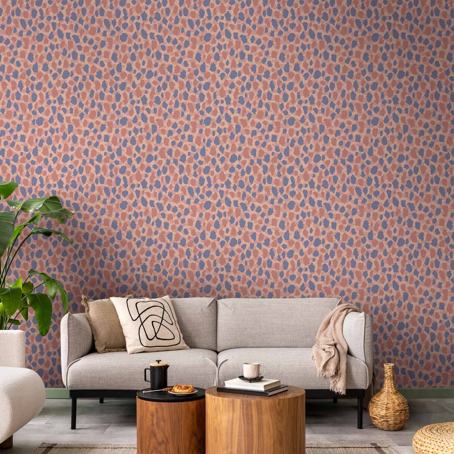 Behang - Giraffe Pattern - colorful animal pattern in blue-pink spots.