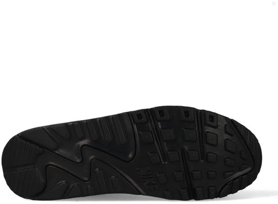 Zwarte rubberen buitenzool van een Nike sneaker met wafelpatroon en NIKE reliëf.