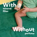 Kind zit op een groene handdoek. Hand houdt stick omhoog. Tekst "With mineral filter" en "Without perfume".
