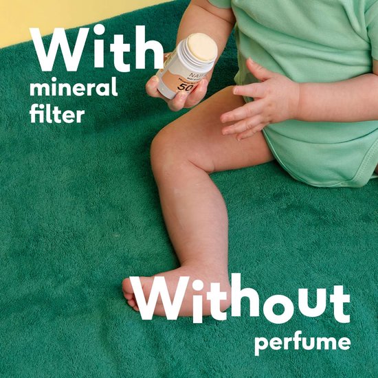 Kind zit op een groene handdoek. Hand houdt stick omhoog. Tekst "With mineral filter" en "Without perfume".