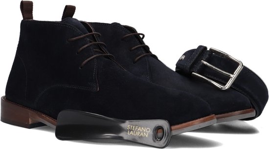 Donkerblauwe suède schoenen met een bijpassende riem en een Stefano Lauran schoenlepel.