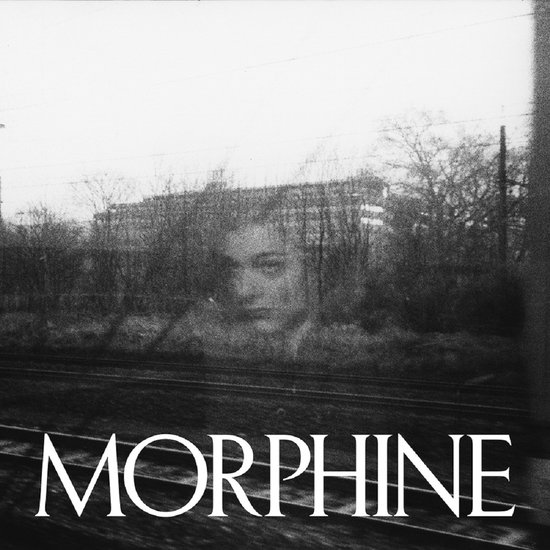 Pochette d'album noir et blanc Morphine - Cocoon montrant le reflet d'un visage dans une vitre avec le mot MORPHINE.