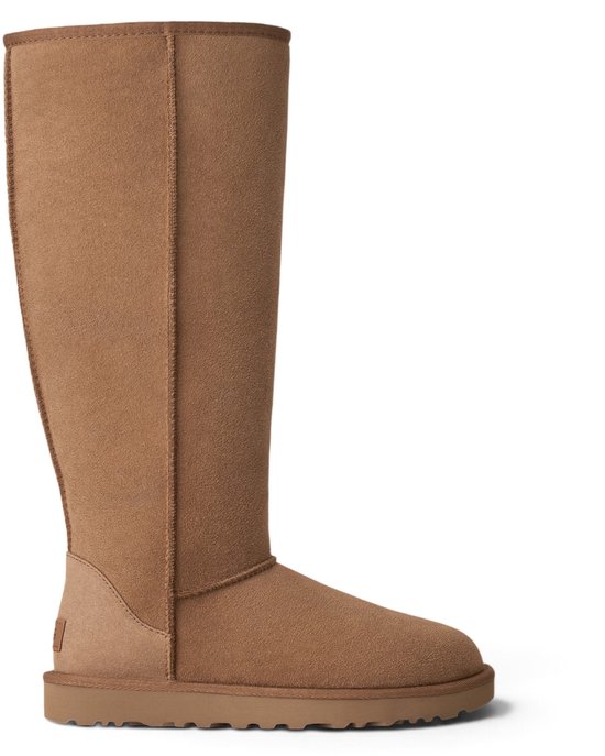Hoge bruine UGG laars van suède met zichtbare naden en een platte rubberen zool.