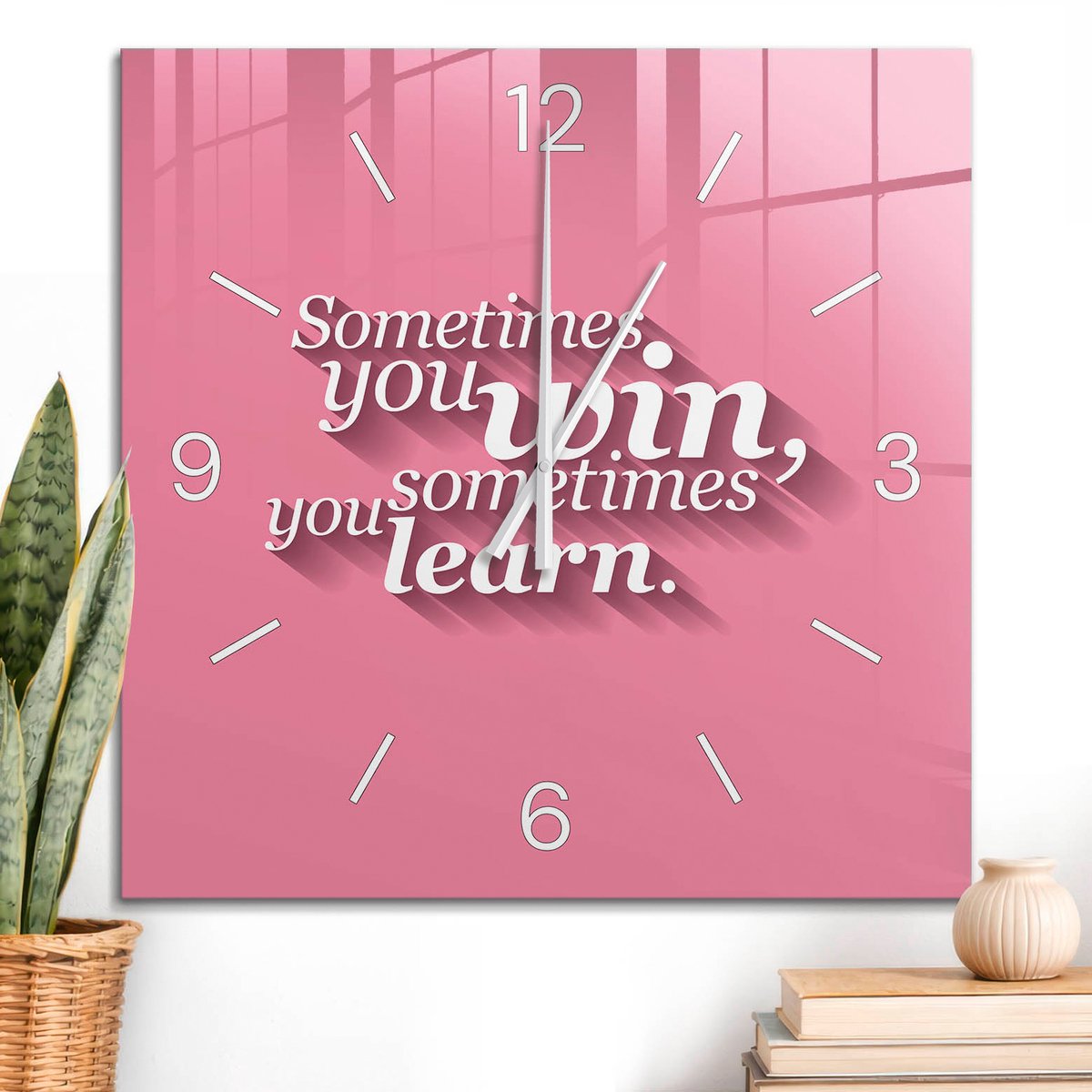 ArtPrintCave Roze Glazen Klok - 60x60 cm - Wandklok Vierkant - Motivatietekst Stille Wandklok - Abstractie Wandklok Keuken - Witte Klokwijzers
