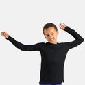 Kind met een glimlach, gekleed in een zwart ODLO thermoshirt met lange mouwen en ronde hals.