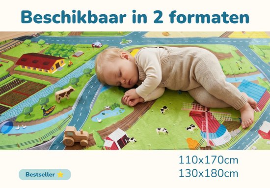 Baby slaapt op een boerderijspeelkleed. Tekst: 'Beschikbaar in 2 formaten' en afmetingen.
