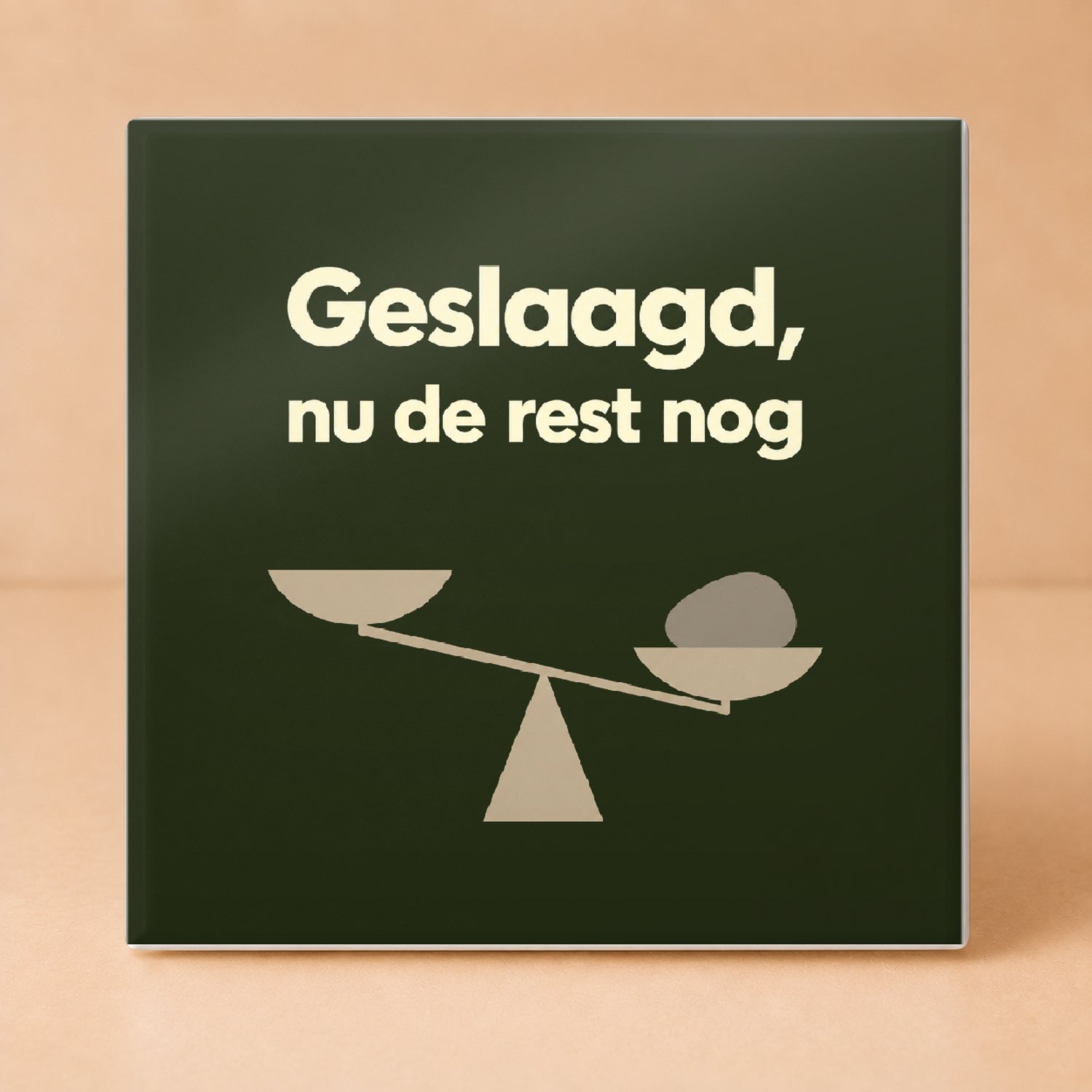 Bedruk King Stijlvolle Geslaagd Tegel – Moderne Typografische Poster met Humoristische Quote voor Nieuwe Afgestudeerden - 11 x 11 cm Wit