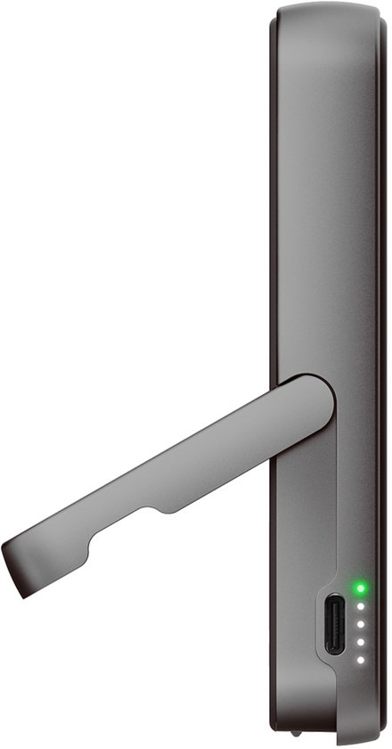 Zijaanzicht van een donkergrijze powerbank met een uitgeklapte standaard en een USB-C-poort met batterij-indicatielampjes.