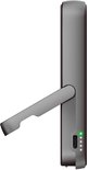 Zijaanzicht van een donkergrijze powerbank met een uitgeklapte standaard en een USB-C-poort met batterij-indicatielampjes.