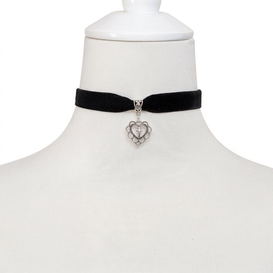 Zwarte velvet choker met een zilverkleurige hartvormige hanger met een kruisje op een paspop.