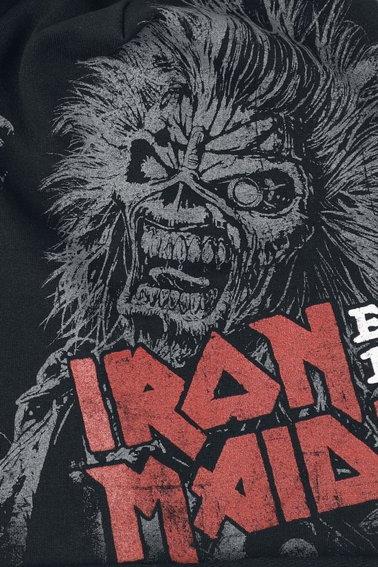 Detailopname van een zwarte muts met een grijze Eddie-print en het rode Iron Maiden-logo.