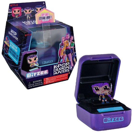 Bitzee KPop Demon Hunters verpakking en open paarse doos met pixelachtige figuur met paars haar, die een zwaard vasthoudt.