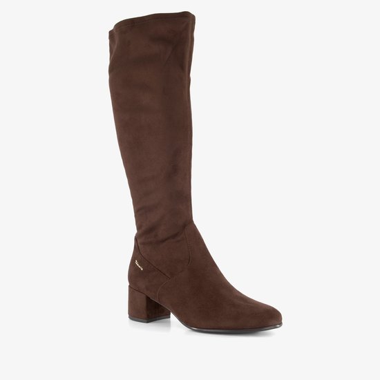 Bruine Tamaris knielaarzen van suède-look materiaal met een blokhak en discreet goudkleurig logo.