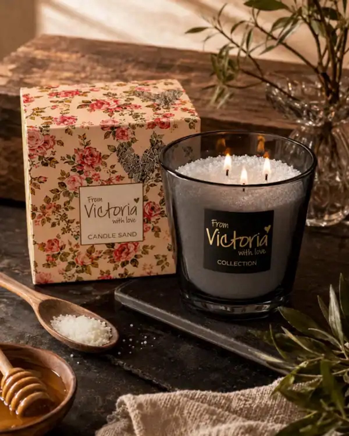Victoria with Love Candle Sand Storm – Geparfumeerd Kaarsenzand – Honing, Sandelhout & Groen Blad - 350 gr + 8 wieken