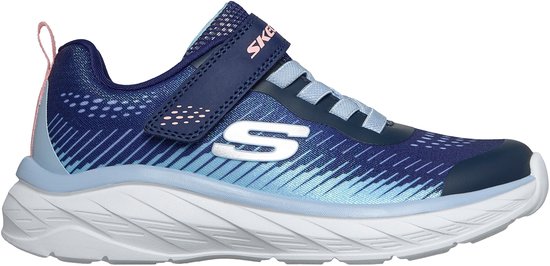 Donkerblauwe Skechers sneaker met blauwe en lichtblauwe strepen en een klittenbandsluiting.