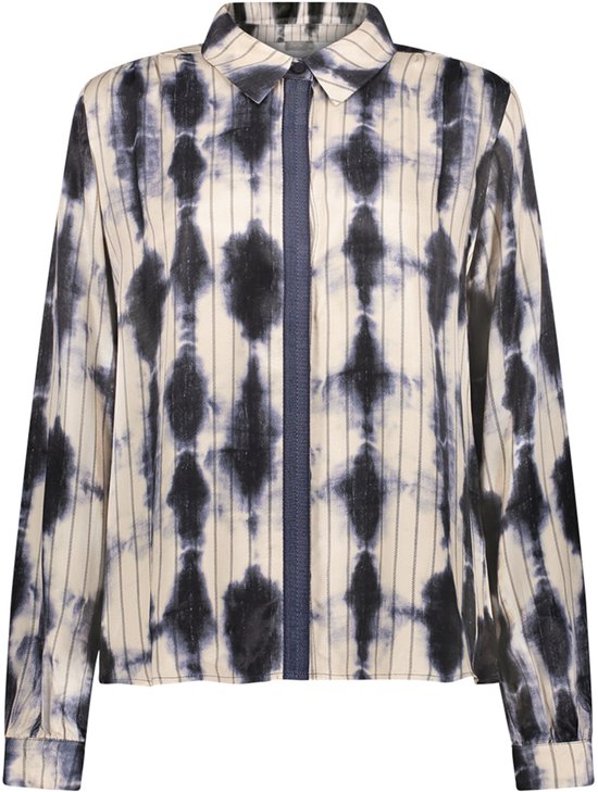 Voorkant van een beige blouse met lange mouwen, zwarte verticale strepen, tie-dye patroon en een donkerblauwe knoopsluiting.