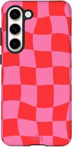 xoxo Wildhearts Drunk In Love - Hoesje geschikt voor Samsung Galaxy S26 - Siliconen hoesje met dubbele beschermlaag - Luxe case - Stevige backcover - Golvend blokjes patroon - Golven print - Roze / Rood