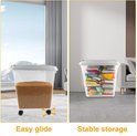 Transparante opbergcontainer met wielen, gevuld met droogvoer. Tekst: Easy glide.