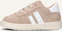 Detail van taupe suède kindersneaker met witte strepen, beige veters, 'Lid-Edition' en 'Shoesme' op de zoolrand.