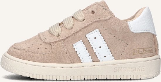 Detail van taupe suède kindersneaker met witte strepen, beige veters, 'Lid-Edition' en 'Shoesme' op de zoolrand.
