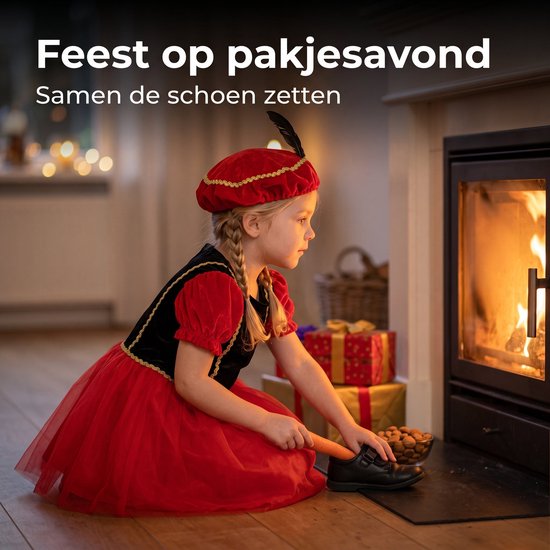 Meisje in Pietenjurk zet haar schoen bij de open haard voor pakjesavond.