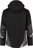 Achterkant van een zwarte softshell jas met capuchon, grijze inzetstukken op de mouwen en zijkanten met reflecterende strepen.